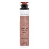 Roze en witte luchtverfrisser sprayfles met Arabische tekst en een sierlijk patroon van Lattafa Air Freshener Fakhar